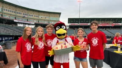 Dinner on the Diamond 2024 – Springfield Cardinals Mascot Louie and the Kickapoo High School A+ Program Volunteers – Helping ou Photo