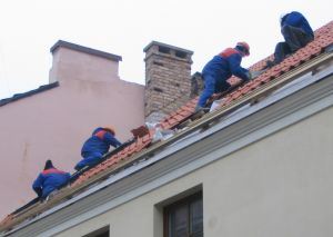 915719_construction_workers_on_a_roof.jpg