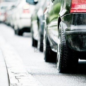 7823591-traffic-jam-in-flooded-highway-cause-rain.jpg